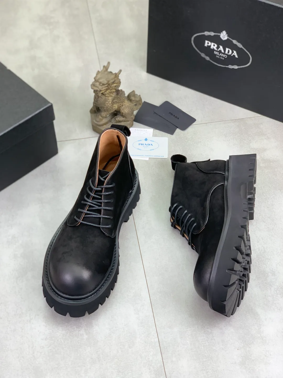 Men's shoes 💰P560 💰[New style]🔥🆕Hot model [PRADA]Prada🔝High-top Chelsea Martin boots are a high-end brand of men's shoes. The uppers are made of top-layer calfskin imported from Italy➕top-layer pigskin lining for the feet🔥, making walking more convenient and comfortable! Exclusive new style, stunning work [color]! Create a fashionable personality to set off your uniqueness! Create a fashionable personality to set off your uniqueness! A must-have for trendy men! Classic🔥super wear-resistant rubber outsole, size: 38-44 (45 can be customized) black or brown🉑️choose
